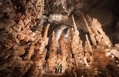 En famille, cap sur les grottes pour une aventure à la fraîche !