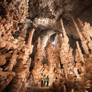 En famille, cap sur les grottes pour une aventure à la fraîche !