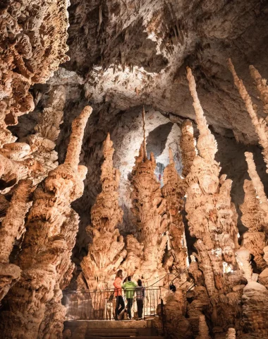 En famille, cap sur les grottes pour une aventure à la fraîche !