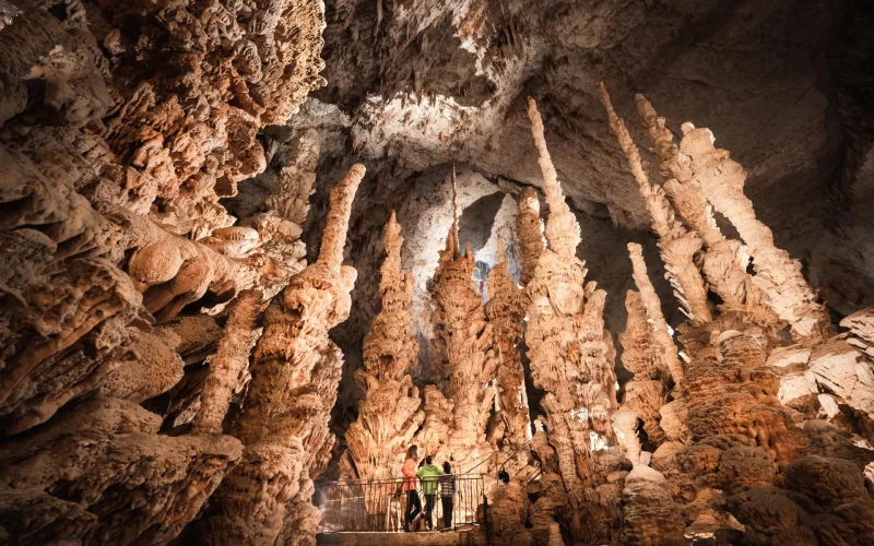 En famille, cap sur les grottes pour une aventure à la fraîche !